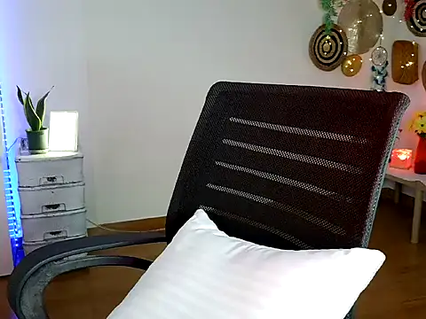 Yalinahotty online show from June 11, 2:00 am