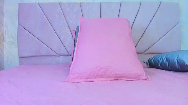 ariana florez  online show from June 9, 7:02 pm