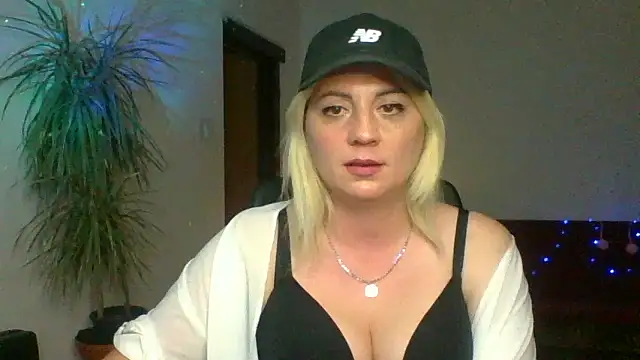 LunaaKiss online show from August 9, 6:00 pm