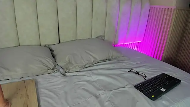 julimonroe  online show from July 4, 3:24 am