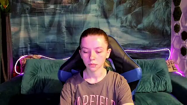 CarolInWonderland online show from July 14, 6:29 am