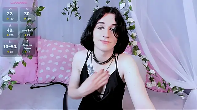 MickeQuinee online show from June 8, 10:05 am