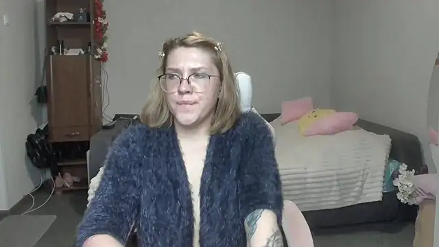 Reginasmilee online show from December 2, 7:10 am