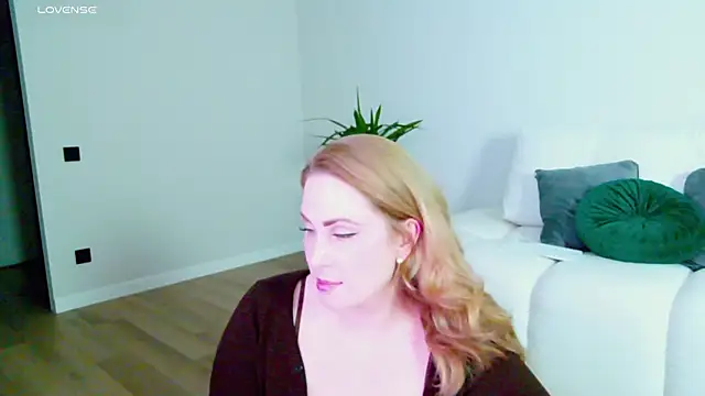 Miss Magic Eyes  online show from November 12, 4:21 am