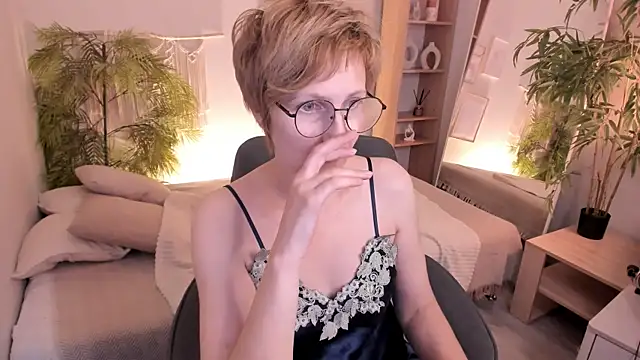 Paris Cherry online show from August 4, 6:25 pm