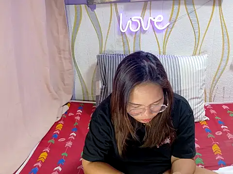 BURBERRY69 online show from March 11, 2:09 pm