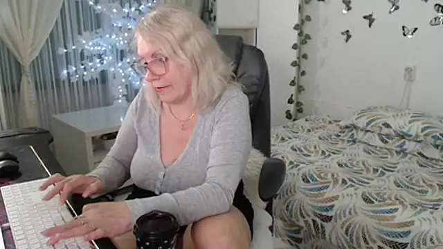 Ghertrude52 online show from April 19, 4:12 am