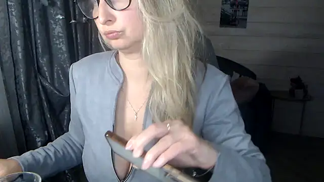 RubiLakros online show from October 5, 10:15 pm