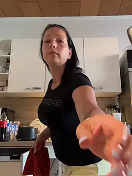 Viola Beck online show from July 10, 3:45 pm