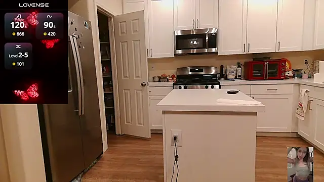 Blondiewithanass online show from April 8, 6:26 am