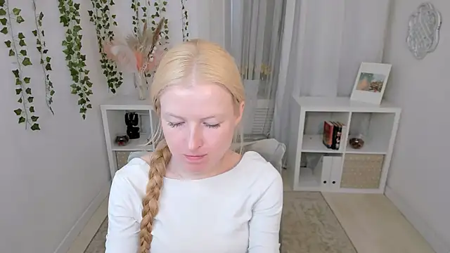 Laly Peach online show from July 24, 7:50 am