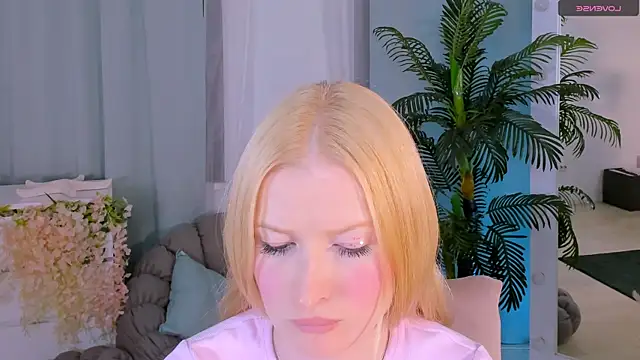 Laly Peach online show from October 6, 4:45 pm