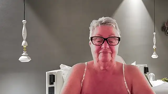 GrannyChrissy68 online show from February 8, 11:40 pm
