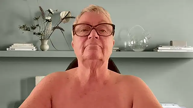 GrannyChrissy68 online show from March 14, 11:06 pm