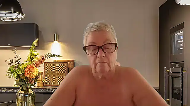 GrannyChrissy68 online show from March 4, 11:00 pm