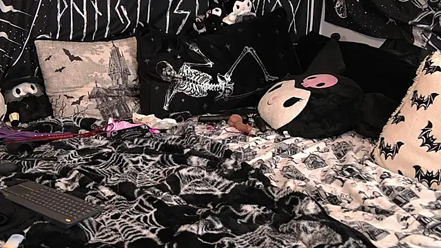 EVILYN online show from March 19, 6:01 pm