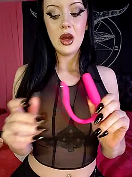 EVILYN online show from April 28, 5:50 pm
