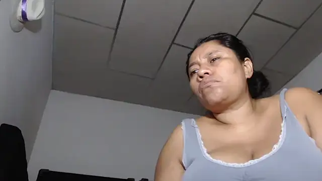 adrixxx38 online show from February 5, 7:00 am