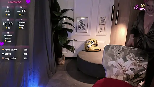 YolandaKiss online show from April 6, 4:46 am