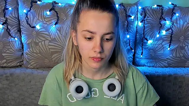 MaggieCake online show from December 15, 3:01 am