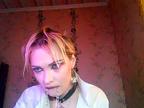 WildMissNiks online show from November 15, 9:10 am