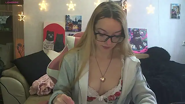 SecretSophia online show from February 19, 9:09 am