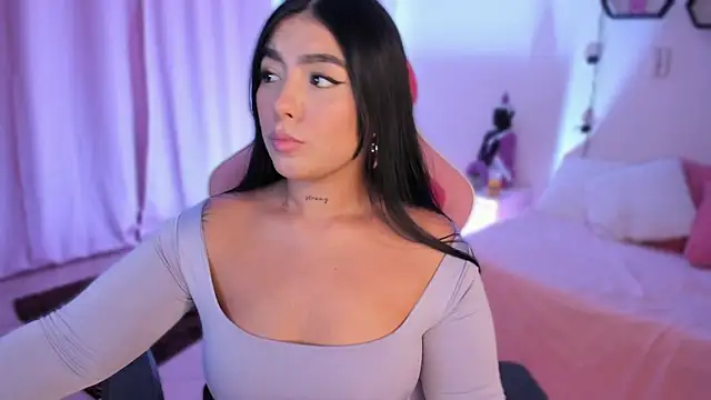 shantall vidales  online show from September 11, 8:03 am