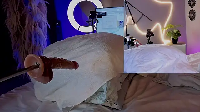 pamela reyes  online show from March 29, 8:30 pm