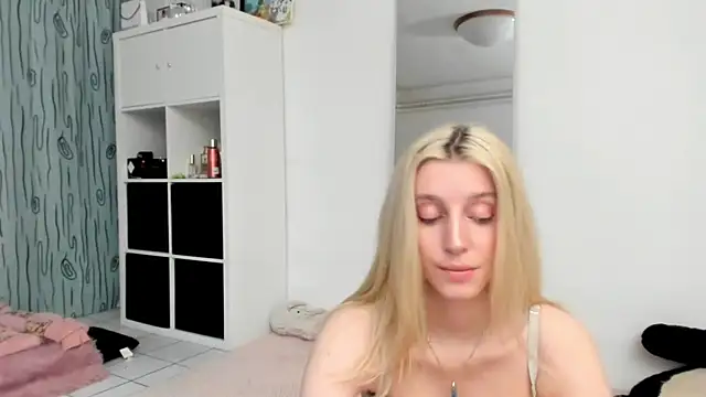 KenzieDawton online show from April 12, 4:32 pm