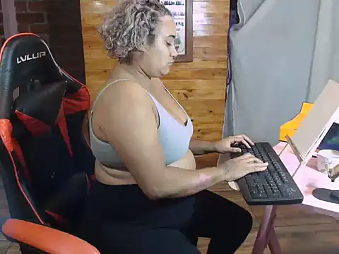 Hilarybunnyy online show from April 15, 1:39 am