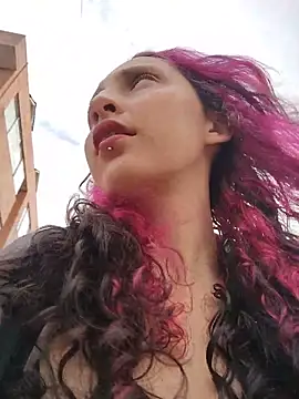  Laary online show from October 31, 9:08 pm