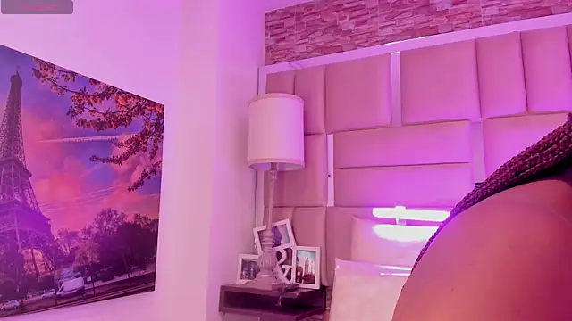 ShaniaBrownn online show from April 10, 7:42 pm