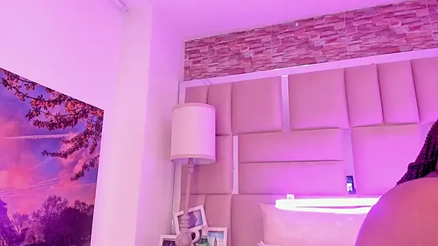 ShaniaBrownn online show from May 15, 8:11 pm