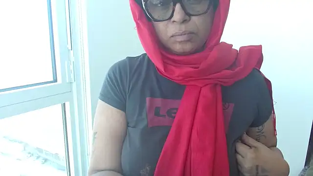 MSweetLindaParks online show from April 10, 5:19 pm