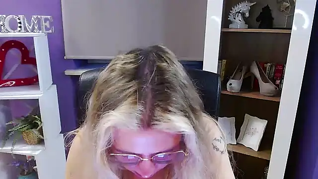 Zoey Erotic online show from February 24, 5:50 am