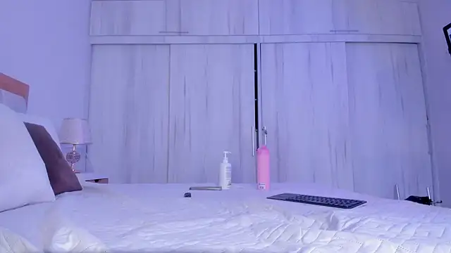 mia hank online show from April 7, 12:40 pm