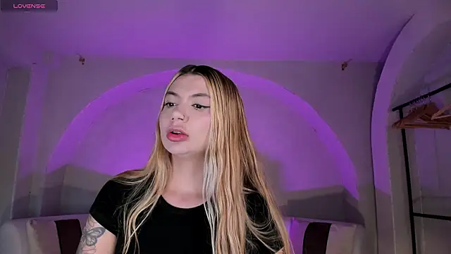 NiaHolland online show from March 24, 6:35 pm