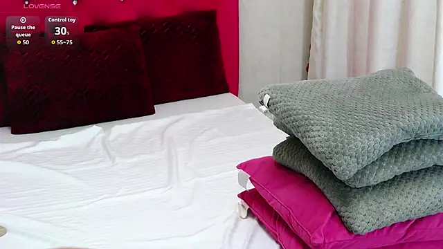 LoraDelNiro online show from October 29, 1:26 pm