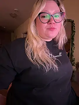 PiggyRose online show from March 8, 12:51 am