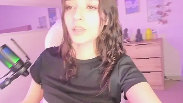 Amaia Daniells online show from October 10, 4:50 am