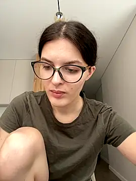 little belucci online show from November 6, 10:43 am