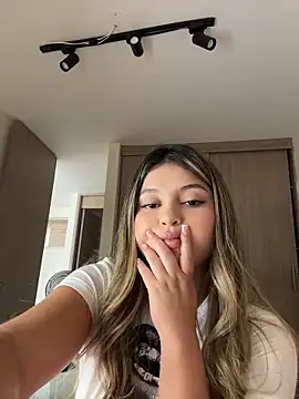 lunablossom  online show from April 10, 8:04 pm