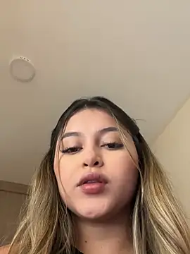 lunablossom  online show from November 30, 5:17 pm