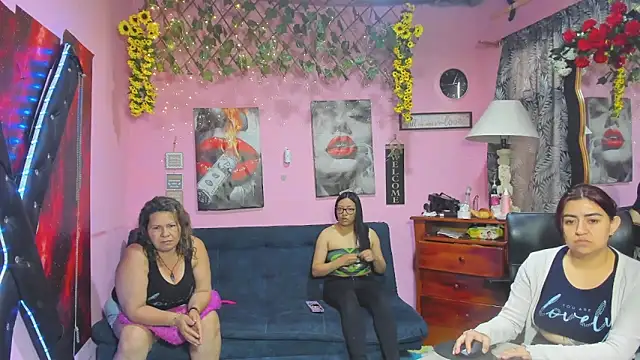 lesbiancuple online show from April 14, 12:05 pm