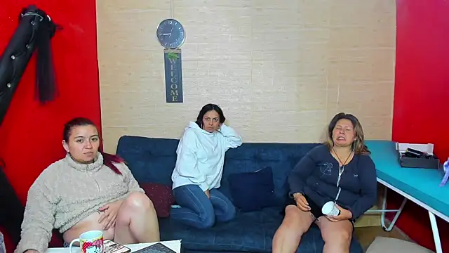 lesbiancuple online show from October 17, 1:42 am