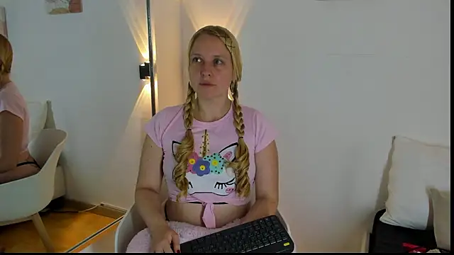 EmilySumer online show from February 5, 10:57 pm