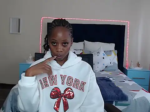 QUEENMANDYY online show from April 14, 7:30 am