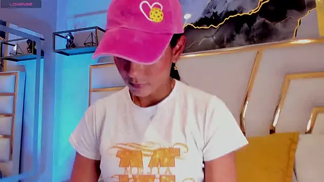 HannaPetit online show from April 7, 7:05 pm