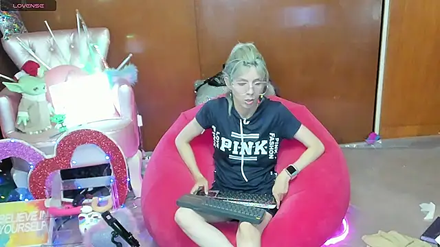 Skinygirl online show from May 14, 1:55 am