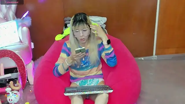 Skinygirl online show from April 6, 10:55 pm